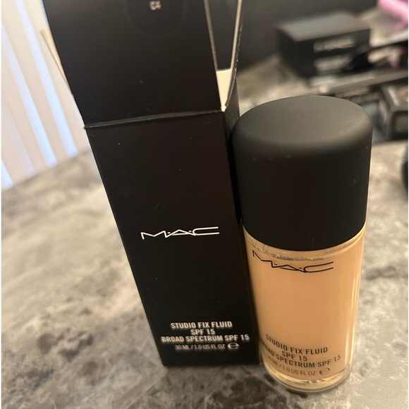 Mac Studio Fix Fluid Color: C4 - Picture 2 of 2
